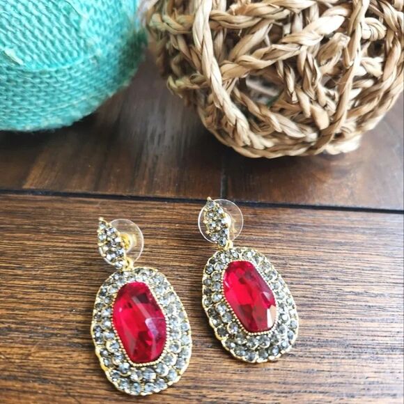 🦃50% OFF $20🦃Red Oval Crystal Shaped Earrings With Push Back - Picture 2 of 8